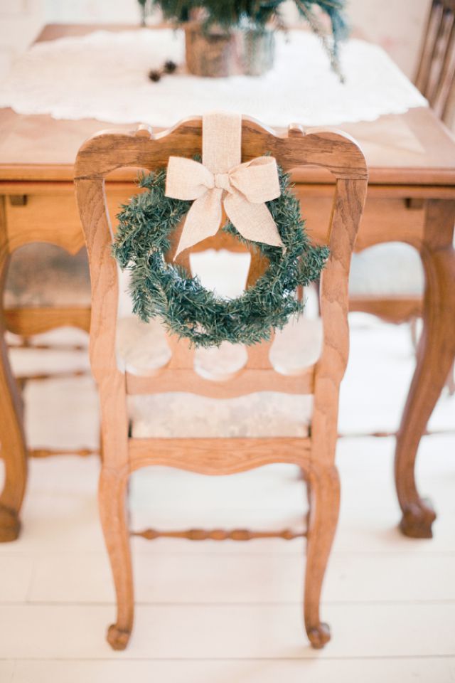 holiday-decorating-ideas-wreath-chair